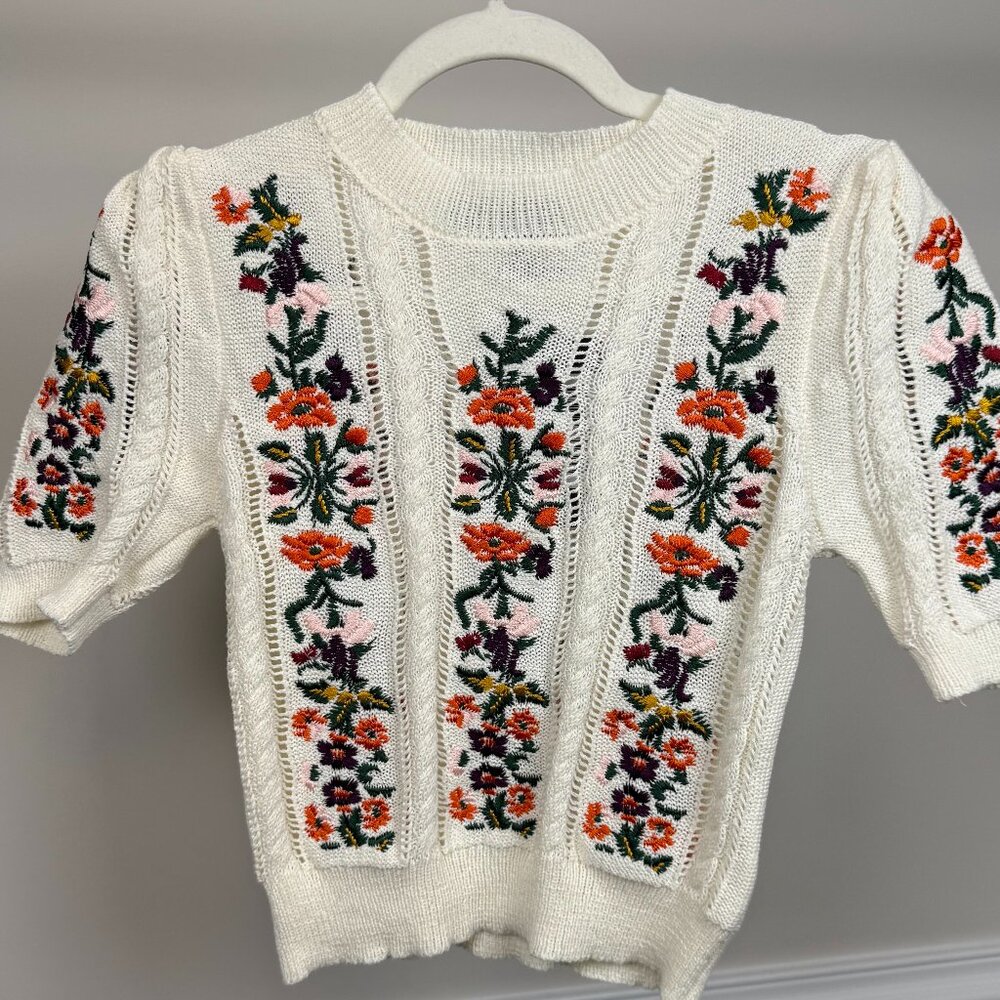 Lilu Lilu, Size XS, Cream floral embroidered knit top, short-sleeve.